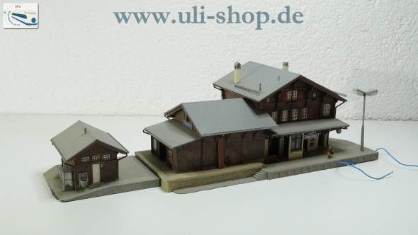 Kibri H0 Modellhaus (Nr. 0131) Bahnhof bespielt
